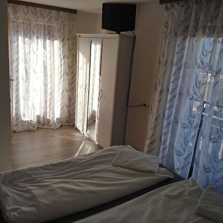 Gasthaus Krone Ubersaxen Habitación foto